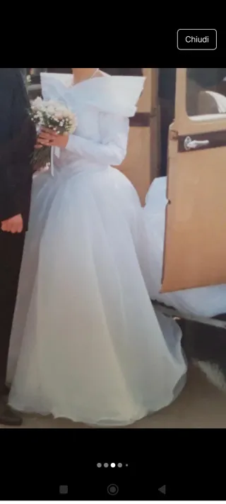 Bellissimo abito da sposa con strascico