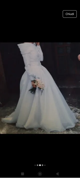 Bellissimo abito da sposa con strascico