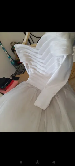 Bellissimo abito da sposa con strascico