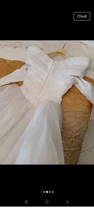 Bellissimo abito da sposa con strascico