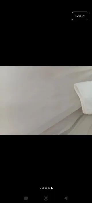 Bellissimo abito da sposa con strascico