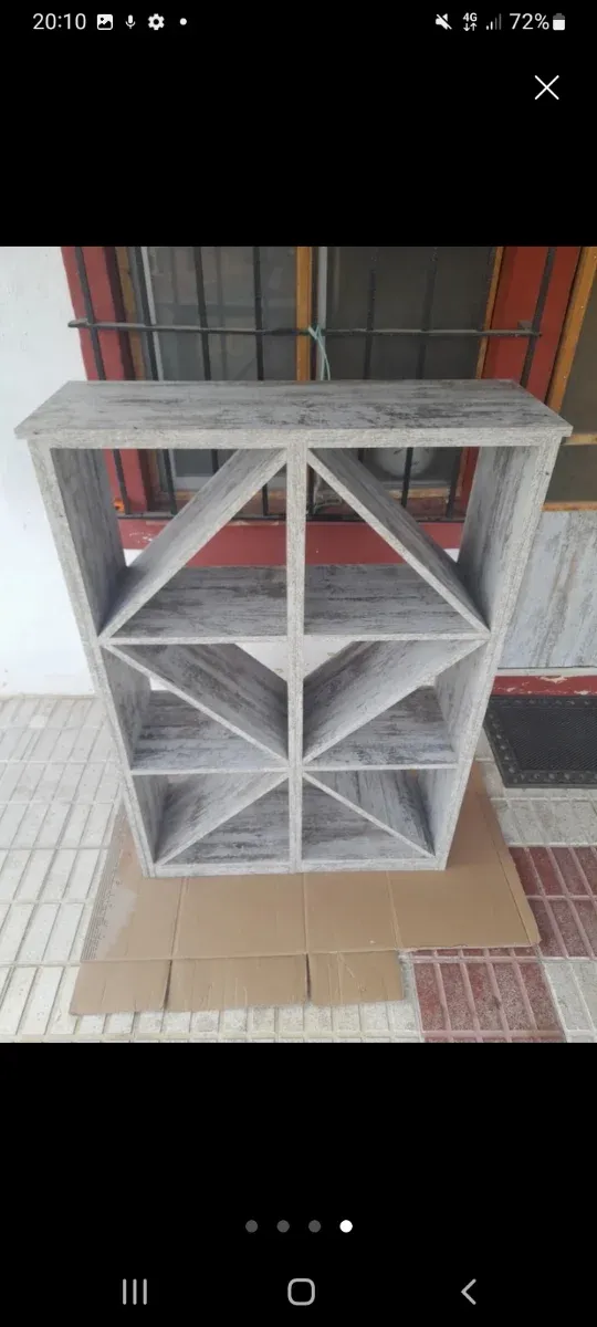 Estantería de madera para vinos