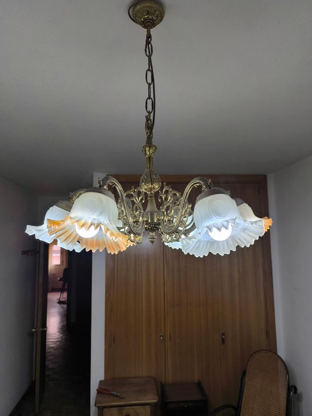 Lampada da soggiorno dorata e multicolore