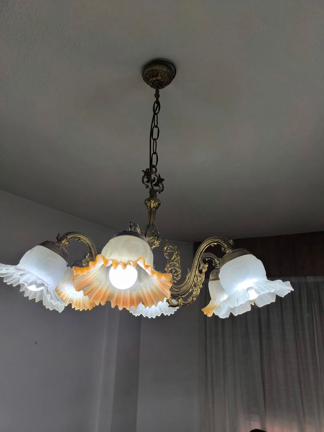 Lampada da soggiorno dorata e multicolore