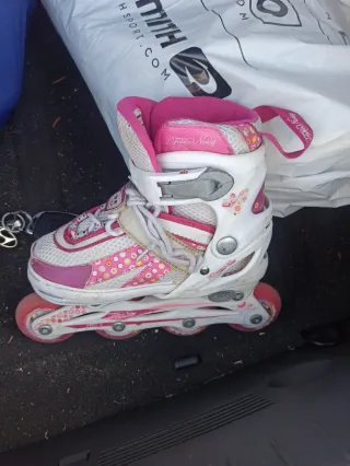 Patines en línea rosas y blancos