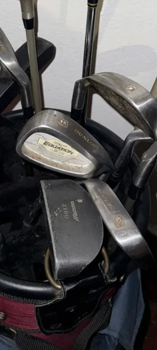 Dos bolsas de Golf con 27 palos variados.