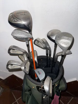 Dos bolsas de Golf con 27 palos variados.