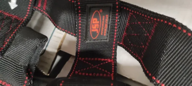 Arnés de seguridad negro y linea de vida