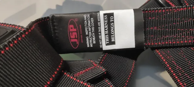 Arnés de seguridad negro y linea de vida