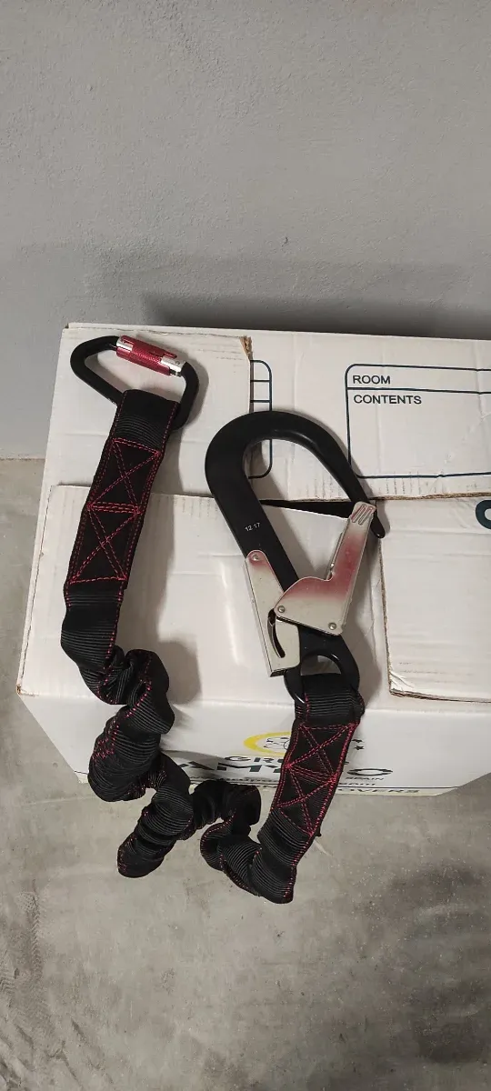 Arnés de seguridad negro y linea de vida