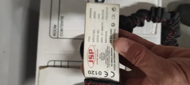 Arnés de seguridad negro y linea de vida