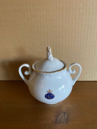 Vajilla antigua de porcelana