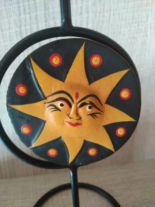 Candelabro de metal con sol y luna