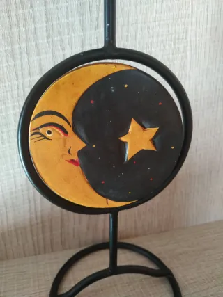 Candelabro de metal con sol y luna