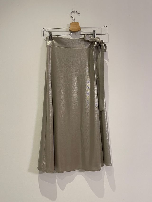 Falda pareo plateada
