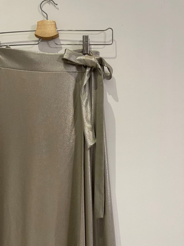 Falda pareo plateada