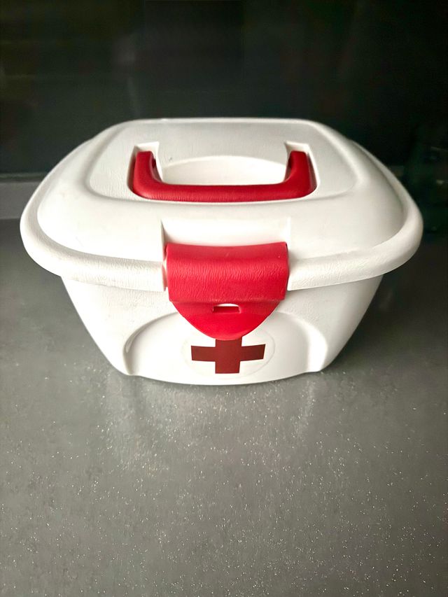 Botiquín blanco y rojo con asa