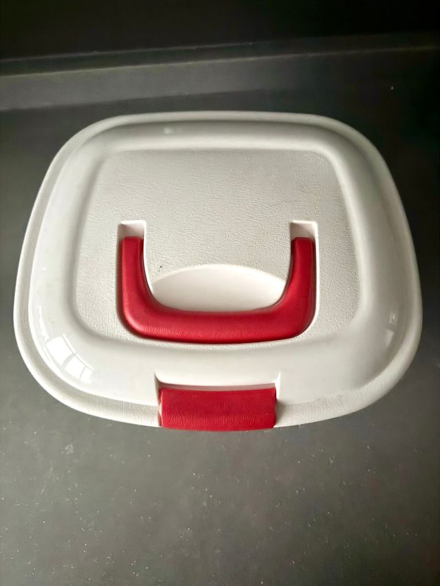 Botiquín blanco y rojo con asa