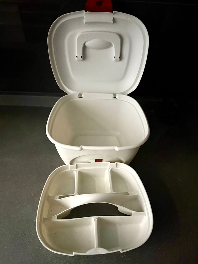 Botiquín blanco y rojo con asa