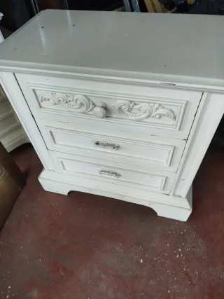 Comodino bianco in legno con intagli