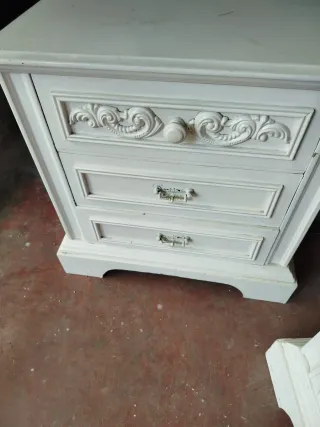 Comodino bianco in legno con intagli