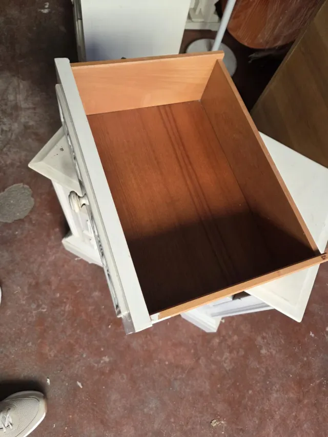 Comodino bianco in legno con intagli