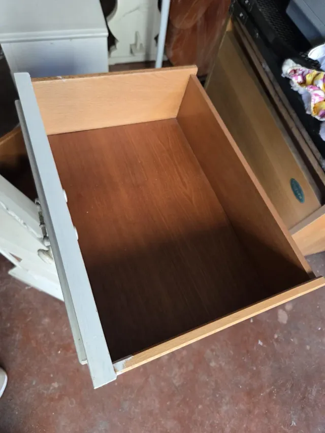 Comodino bianco in legno con intagli