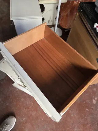 Comodino bianco in legno con intagli