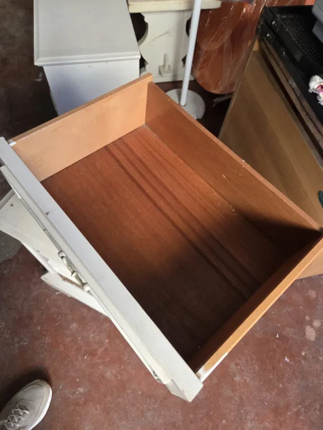 Comodino bianco in legno con intagli