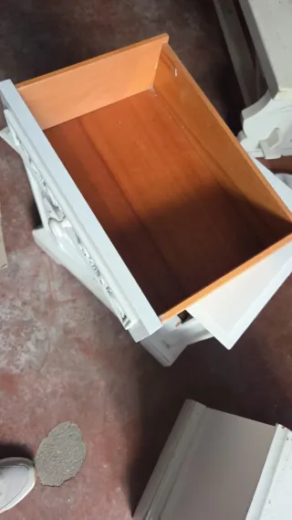 Comodino bianco in legno con intagli