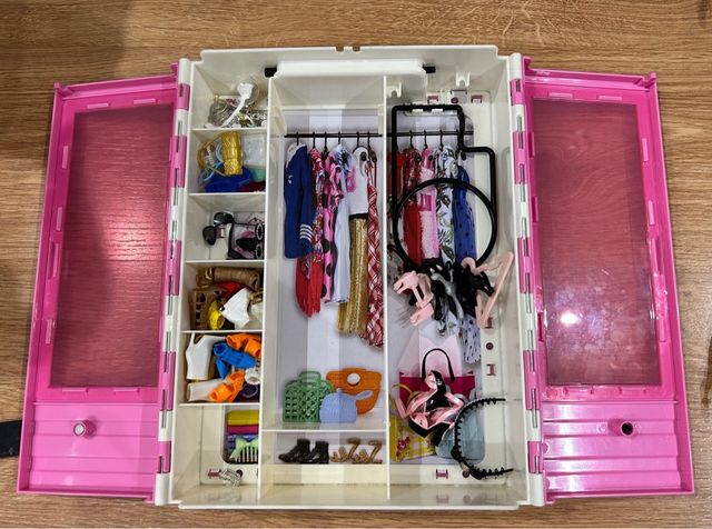 Guarda-roupa Barbie com acessórios
