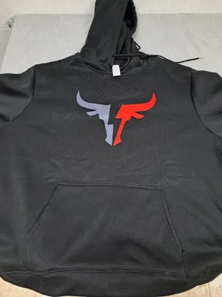 Sudadera con logo de toro en la parte delantera.
