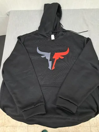 Sudadera con logo de toro en la parte delantera.