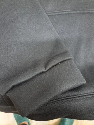 Sudadera con logo de toro en la parte delantera.