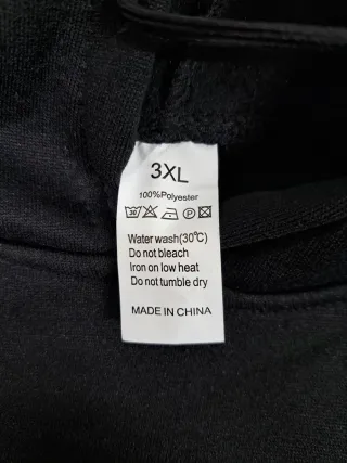 Sudadera con logo de toro en la parte delantera.