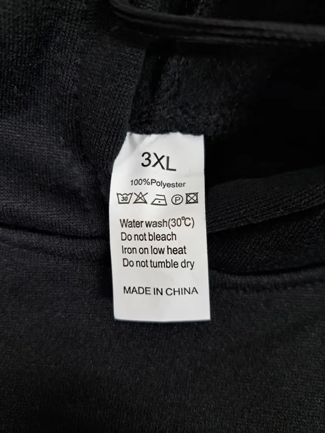 Sudadera con logo de toro en la parte delantera.