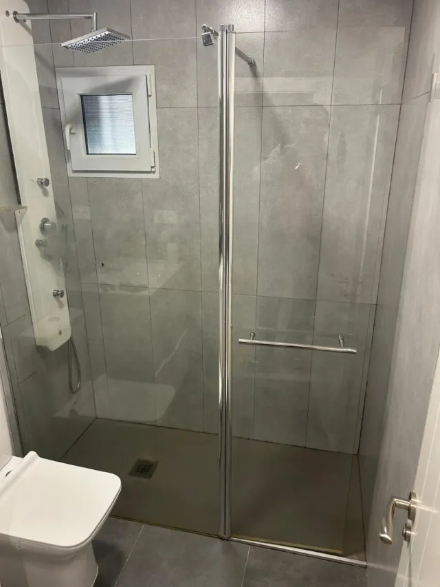 Mampara de ducha de cristal y metal