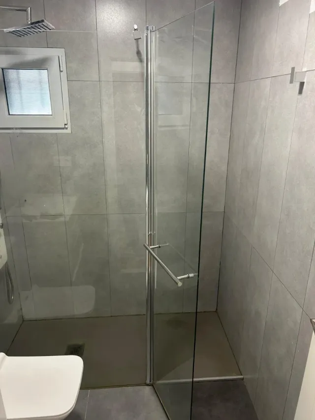 Mampara de ducha de cristal y metal