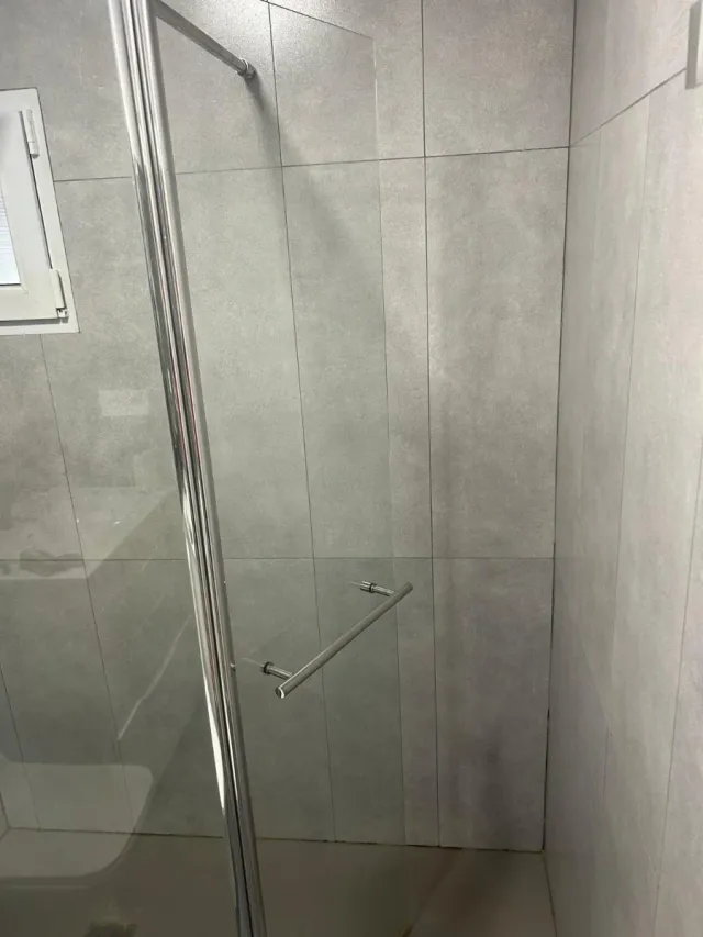 Mampara de ducha de cristal y metal