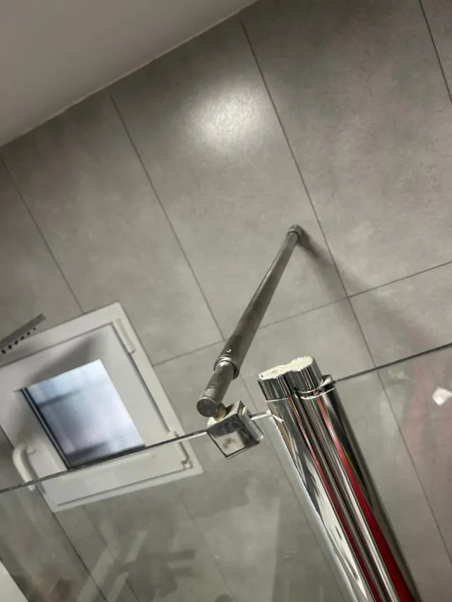 Mampara de ducha de cristal y metal