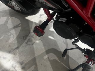 Benelli BN 125 Negra y rojo Moto de marchas