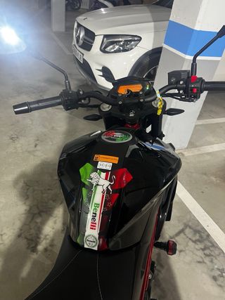 Benelli BN 125 Negra y rojo Moto de marchas