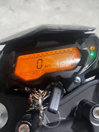 Benelli BN 125 Negra y rojo Moto de marchas