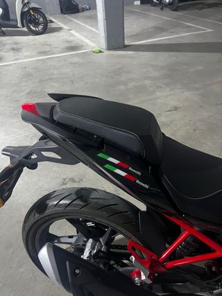 Benelli BN 125 Negra y rojo Moto de marchas