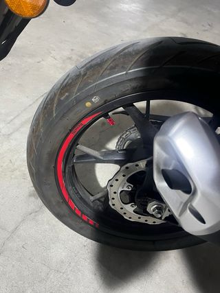 Benelli BN 125 Negra y rojo Moto de marchas