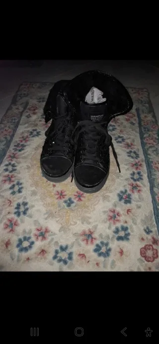 Stivaletti neri con lacci e paillettes