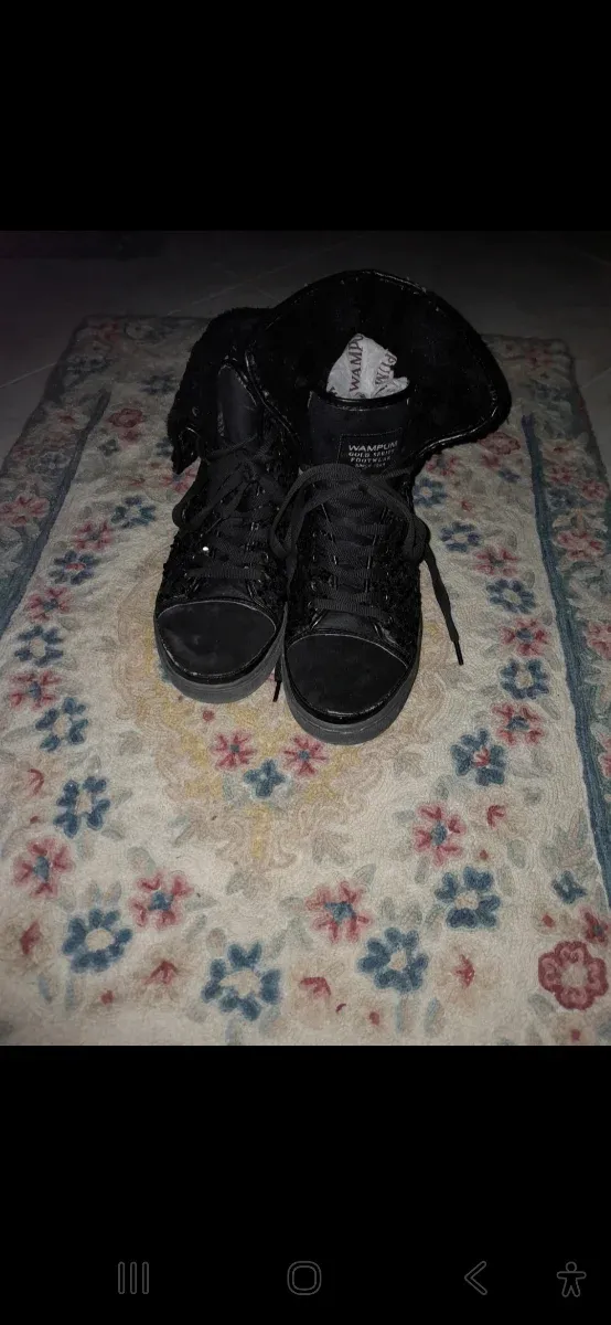 Stivaletti neri con lacci e paillettes