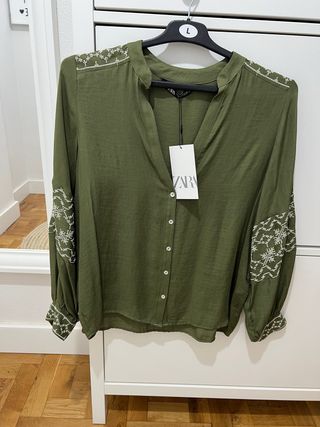 Camisa Zara verde militar bordada talla M