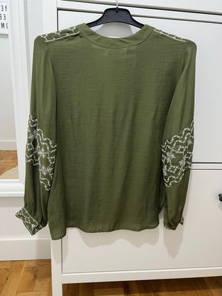 Camisa Zara verde militar bordada talla M