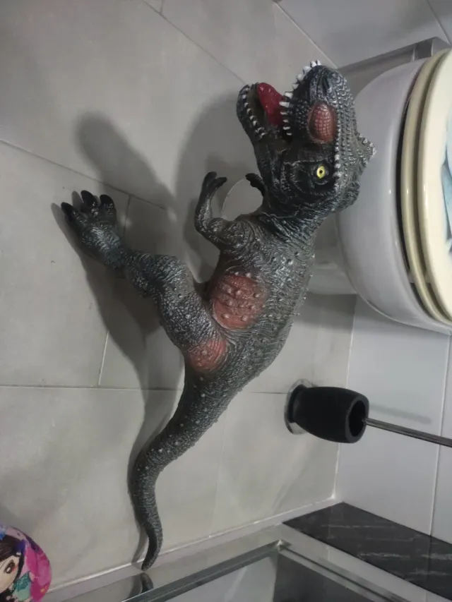 Dinosaurio de juguete grande con sonido